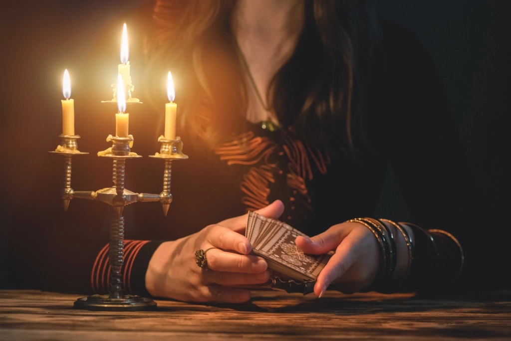 Comprendre la différence entre le Tarot de Marseille et les Oracles